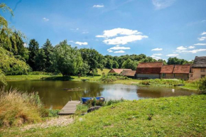 Mill Cottage set beside a Mill pond in a 70 acre Nature Reserve Bliss